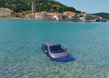 ZABORAVIO KOČNICU? Automobil završio u moru pred rivom u Tisnom