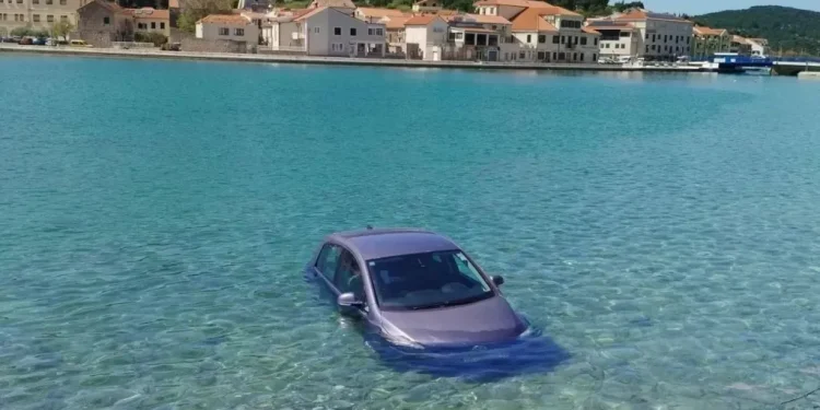 ZABORAVIO KOČNICU? Automobil završio u moru pred rivom u Tisnom