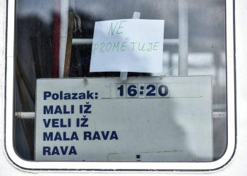 Zadarski – Priča za naslovnice: katamaran “Anamarija” na putu do Vele zapeo u Maloj Ravi. I onda je na scenu stupila