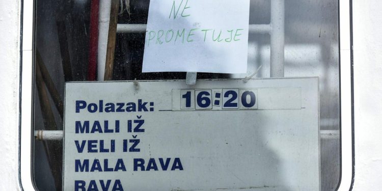Zadarski – Priča za naslovnice: katamaran “Anamarija” na putu do Vele zapeo u Maloj Ravi. I onda je na scenu stupila