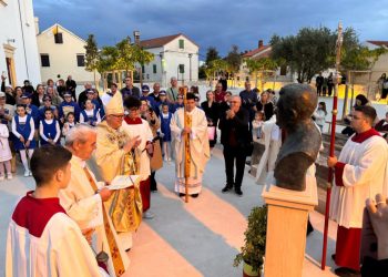 Zadarski nadbiskup otkrio i blagoslovio bistu svećeniku koji je zbog “protunarodne djelatnosti” robijao u Staroj Gradiški