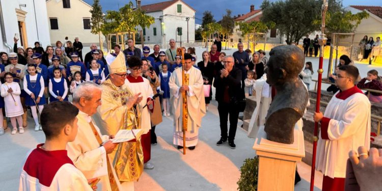 Zadarski nadbiskup otkrio i blagoslovio bistu svećeniku koji je zbog “protunarodne djelatnosti” robijao u Staroj Gradiški