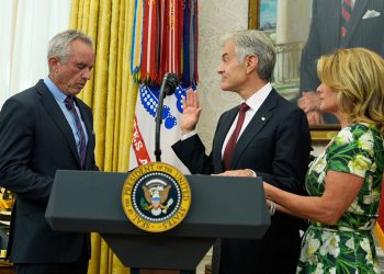 Zakletvu dr. Oza prekinuto je kad se mlada djevojka onesvijesti u ovalnom uredu