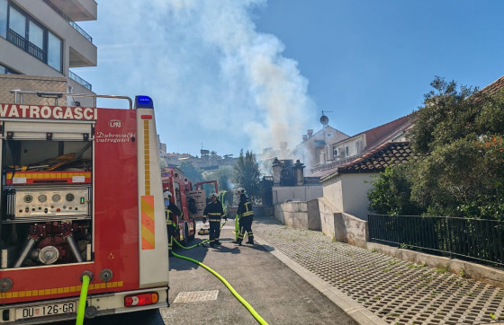 Zapalila se kuhinja restorana u Gružu, vatrogasci na intervenciji (FOTO)