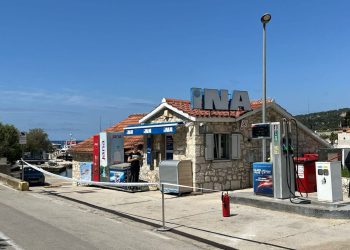 Zapečaćena benzinska postaja na Hvaru