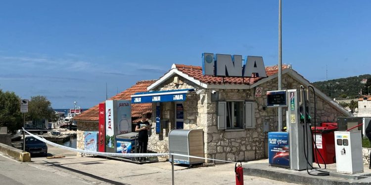 Zapečaćena benzinska postaja na Hvaru
