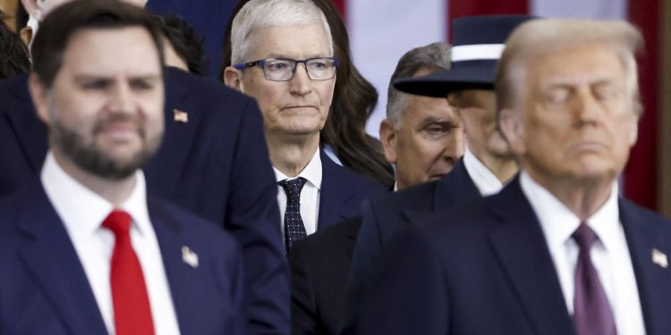 Zašto tehnološki lideri šute dok Trump kroji izuzeća i carinama briše tržišnu vrijednost?