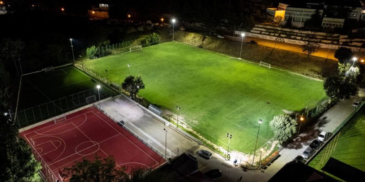 Završeni su radovi izgradnje rasvjete na pomoćnim terenima u Pricviću, oglasio se Ivošević