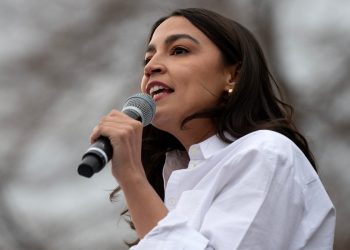 “Zbog mojih postova na Instagramu?” AOC SWERVERS Pitanja o 2028.