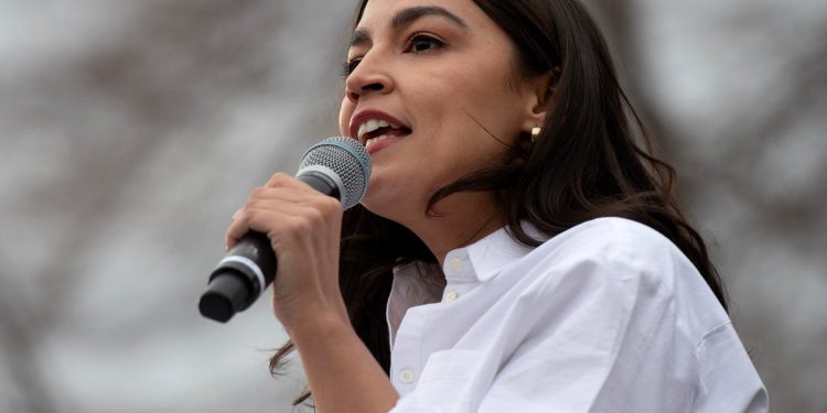 “Zbog mojih postova na Instagramu?” AOC SWERVERS Pitanja o 2028.