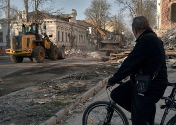 Zelensky požar Sumy Head nakon ruskog štrajka – RT Rusija i bivši Sovjetski Savez