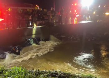 Žena i dječak ubijeni dok je automobil progutao u ‘povijesnoj’ poplavi Oklahome