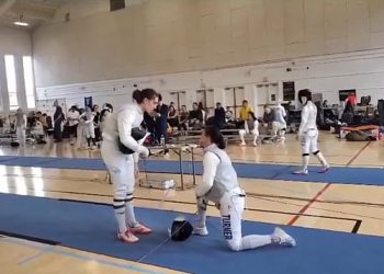 Ženski ogradnik uzima koljeno i izlazi protiv suparnika transrodnih osoba, kako kaže ref: “Neću se ograditi protiv muškarca”