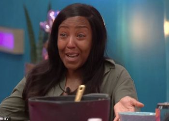 Zvijezda Big Brother -a, Angellica Bell, pokvari se u suzama dok je označavala nevjerojatnu karijeru u karijeri od voljenih osoba