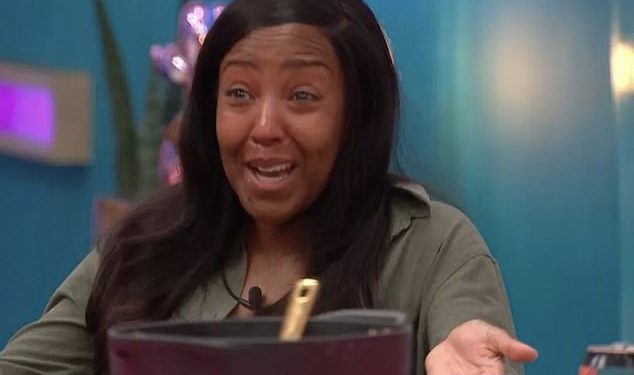 Zvijezda Big Brother -a, Angellica Bell, pokvari se u suzama dok je označavala nevjerojatnu karijeru u karijeri od voljenih osoba