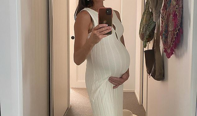 Zvijezda susjeda Madeleine West pozdravlja svoje sedmo dijete u dobi od 47 godina: ‘krajnje savršena’