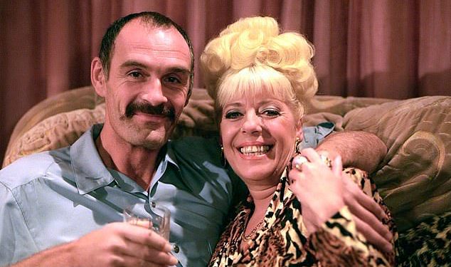 Zvijezda ulice Coronation tragično umire u dobi od 72 godine, jer je opustošena obitelj odaje počast ‘posebnom gospodinu’