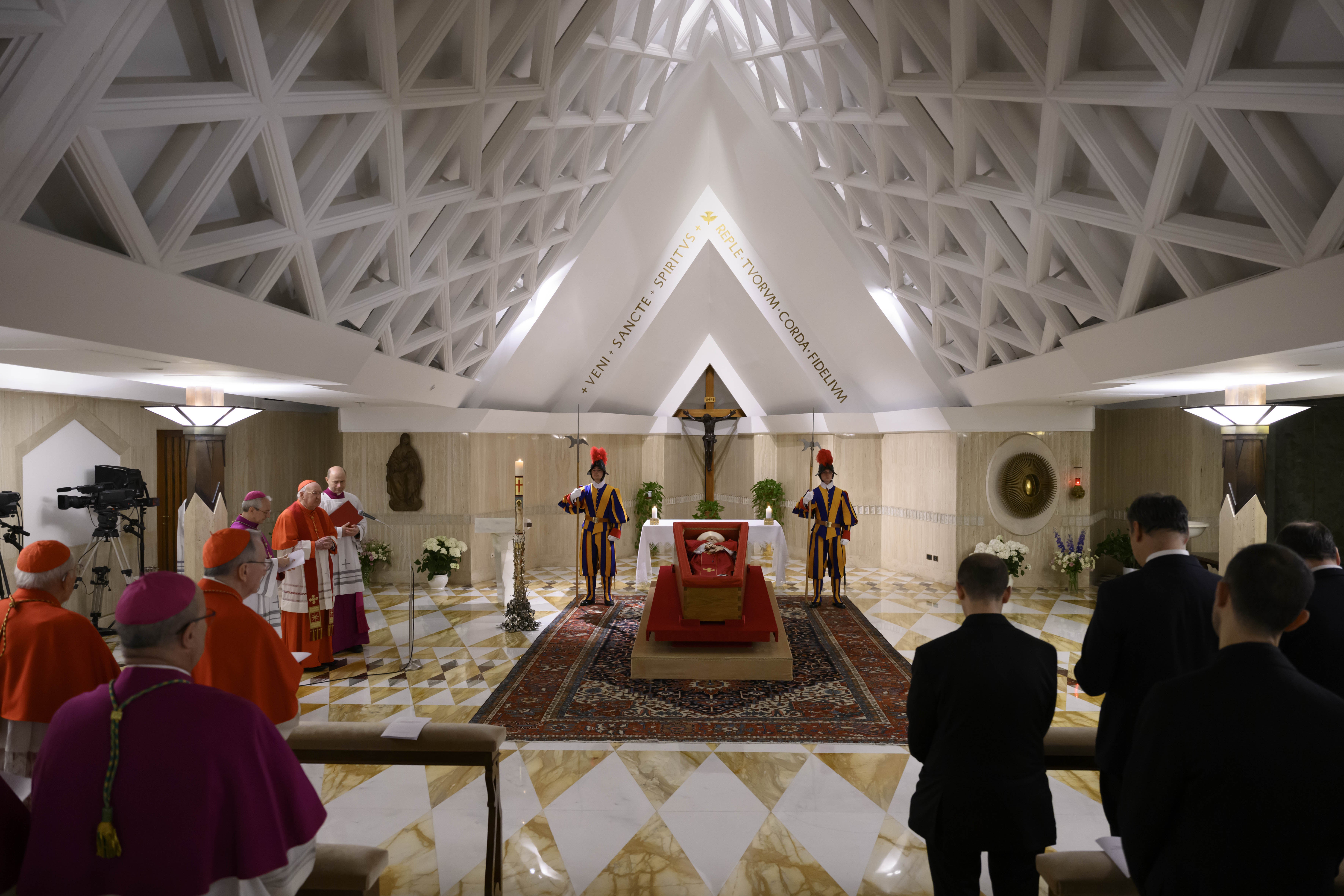 Papa Franjo, koji je umro na Uskrs ponedjeljak, ležeći u drvenom lijesu obučenom u crveno, s zrncama krunice navučene preko njegovih ruku (Vatikanski mediji)