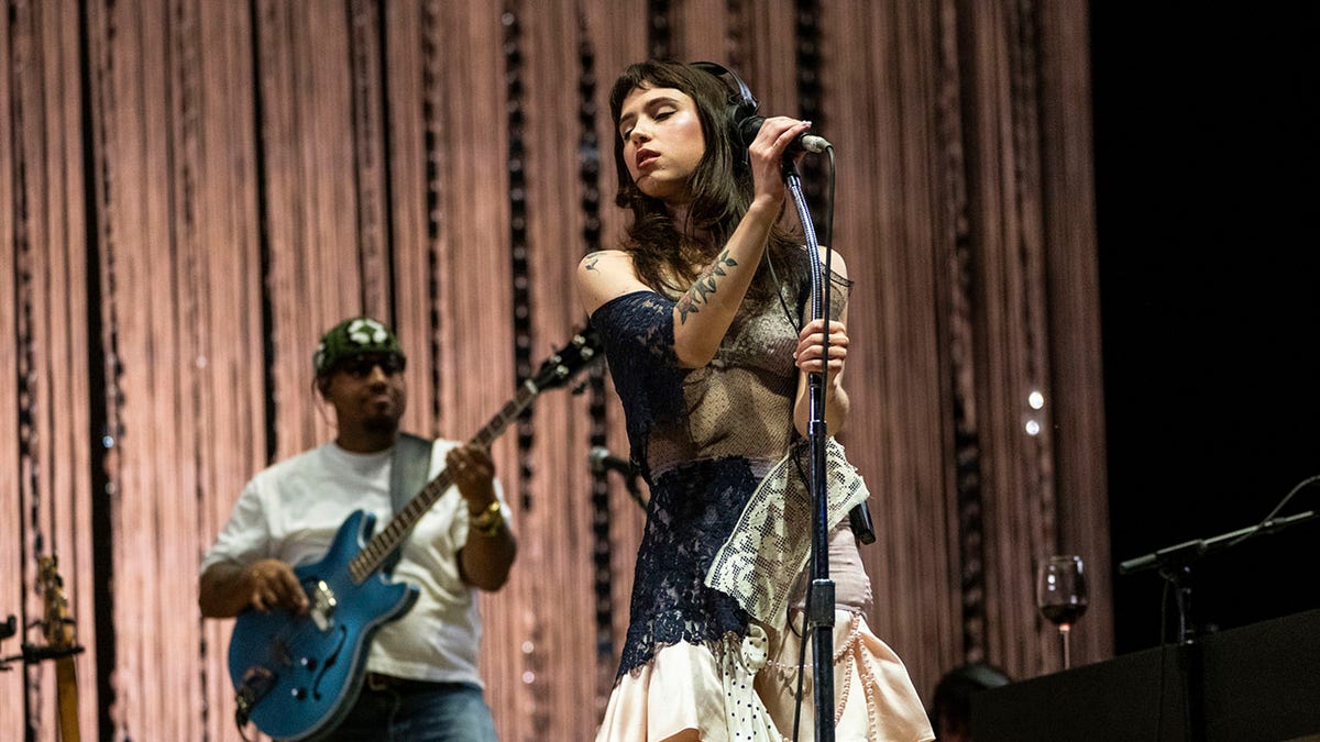 Clairo nastupa na Coachelli