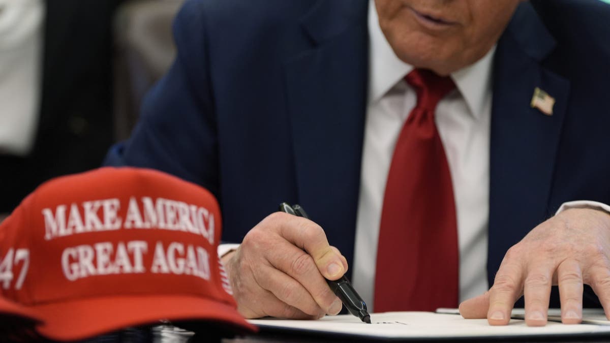 Trump potpisujući izvršne naredbe