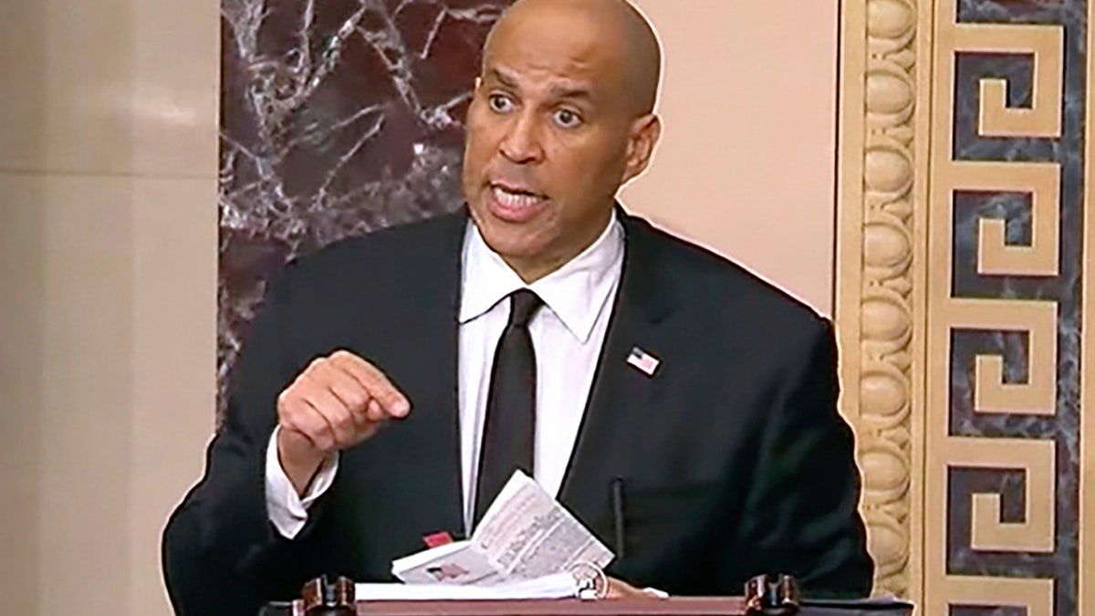 Na ovoj slici koju je pružio Senat Television, Sen, Cory Booker, Dn.J. Govori na katu Senata, utorak ujutro, 1. travnja 2025.