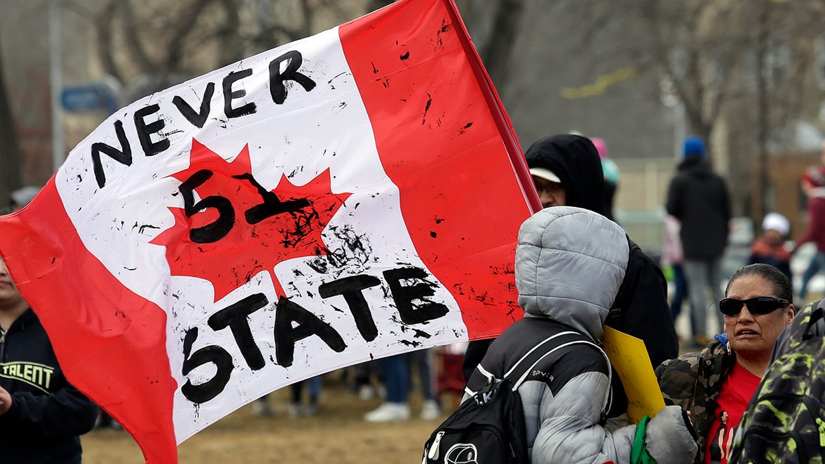 Stotine ljudi okupljaju se protiv nas Tarrifs i prijetnje aneksijom u zakonodavnom tijelu Manitoba. Stotine se okupilo u zakonodavnom tijelu Manitoba za a "Skup za Kanadu," pokazujući nacionalni ponos i prosvjedujući američke tarife i prijetnje aneksijom. Događaj je sadržavao hokej na loptu, hamburgere i glazbu, s sudionicima obučenim u crveno -bijelo kako bi potvrdili suverenitet Kanade.