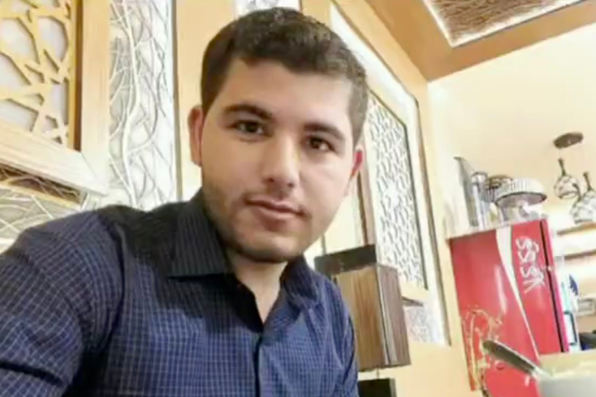 Dr Iyas Adel al-Bursh je liječnik koji je radio u bolnici Al-Shifa