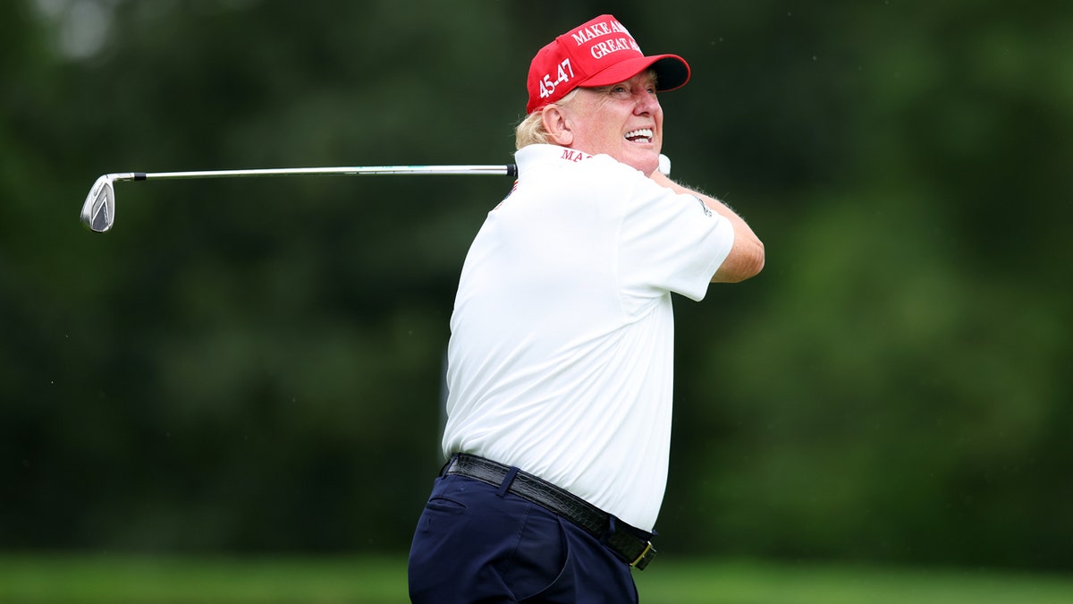 Donald Trump igra golf