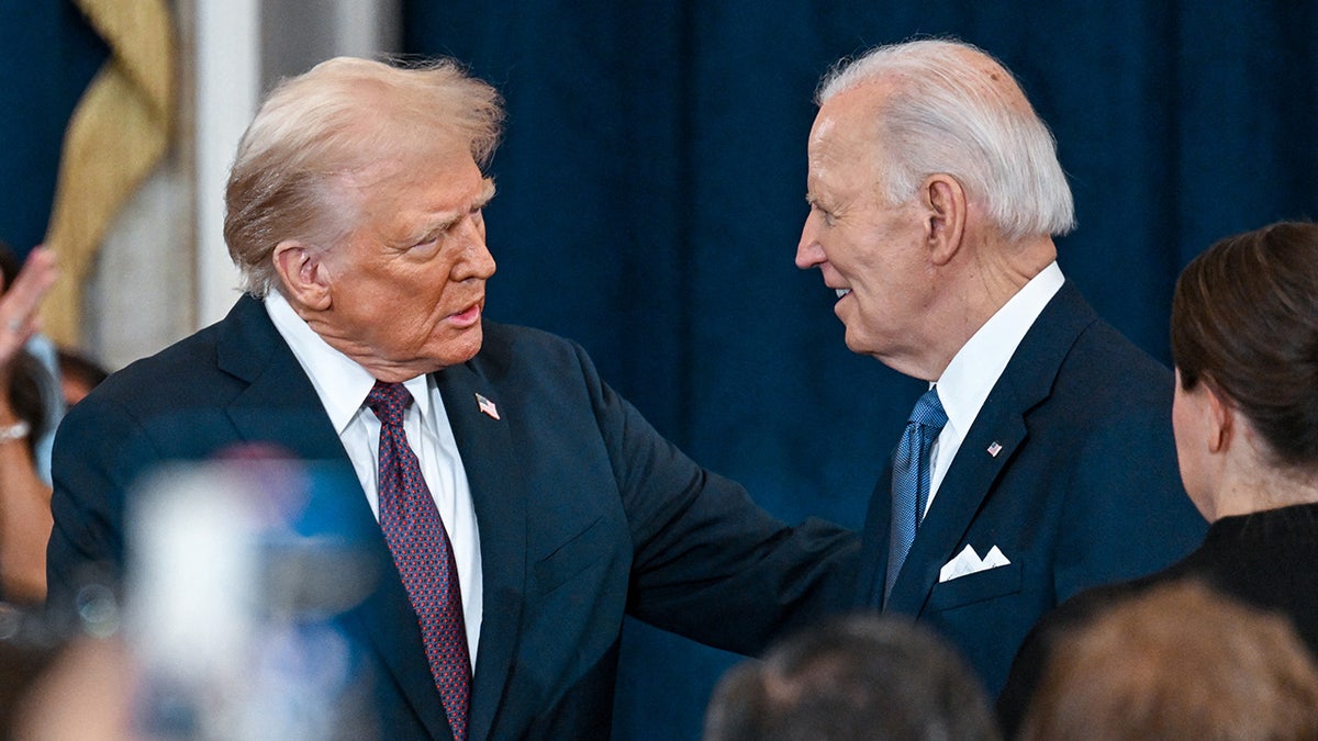 Predsjednik Donald Trump razgovara s predsjednikom Joeom Bidenom na njegovoj inauguraciji