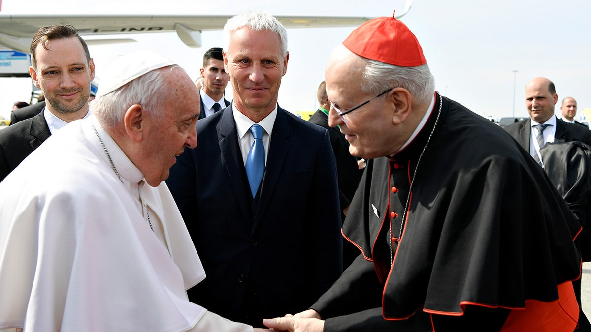 Papa Franjo pozdravlja kardinala Petera Erdoa