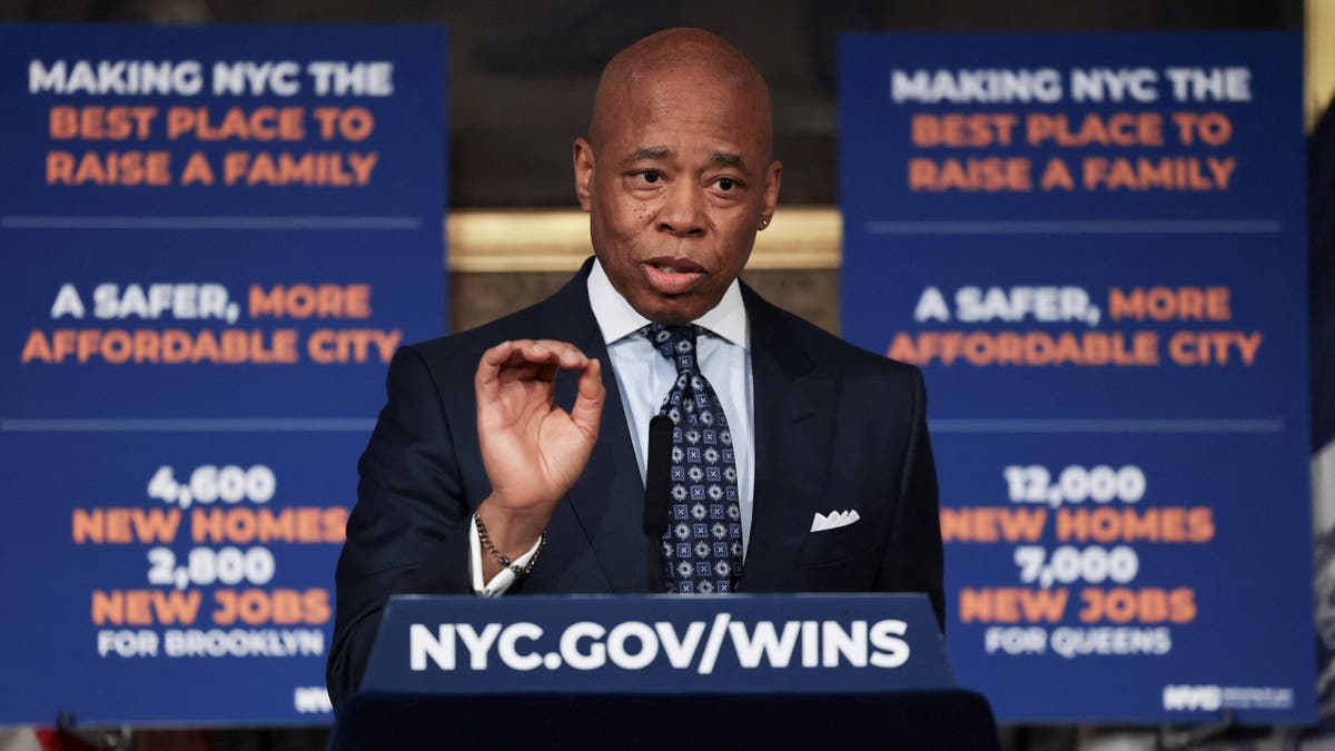 Gradonačelnik Adams u Lectern, Closeup Shot