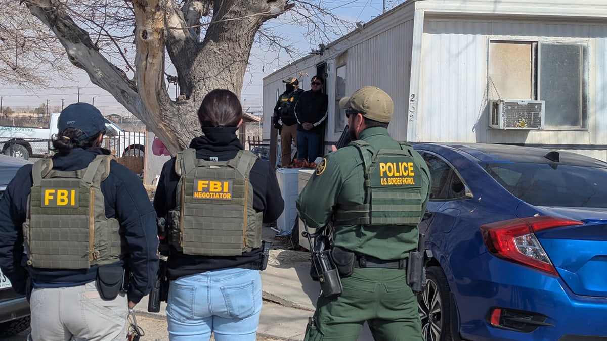Časnici iz domovinske sigurnosti i FBI -a provode provođenje imigracije u El Pasu u Teksasu