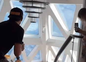 Brod za krstarenje pogodio je valove od 40 stopa u Drake prolazu