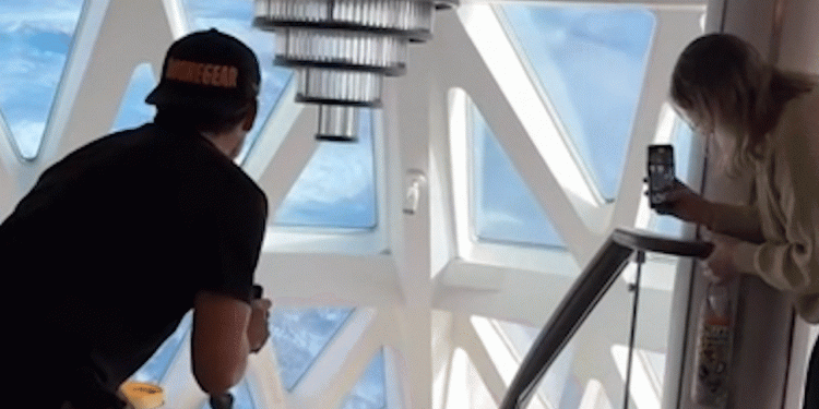 Brod za krstarenje pogodio je valove od 40 stopa u Drake prolazu