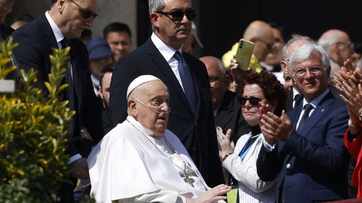 Vatikanski grad, Vatikan - 6. travnja: Papa Franjo pojavljuje se vjernicima na kraju mase koju je proslavio monsinjor Rino Fisichella (nije na slici) povodom jubileja bolesnih na Trgu svetog Petra na Vatikanu, 6. travnja, 2025. godine (Fotografije riccardo de luca/anna)