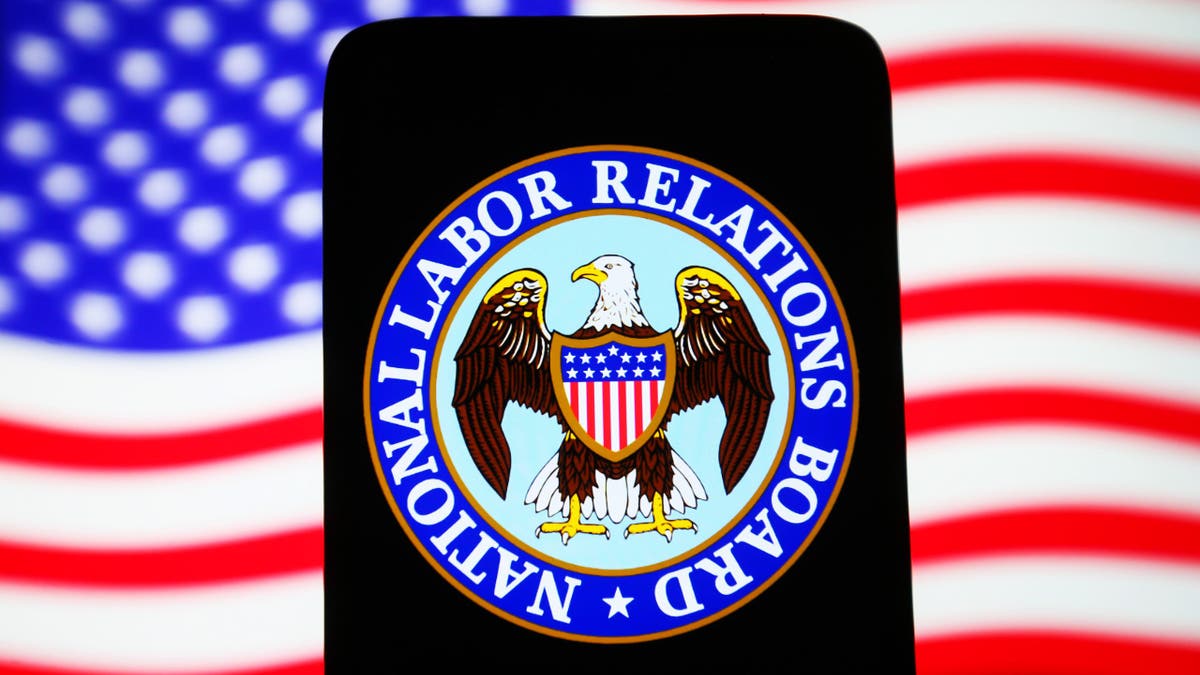 NLRB logotip na pametnom telefonu