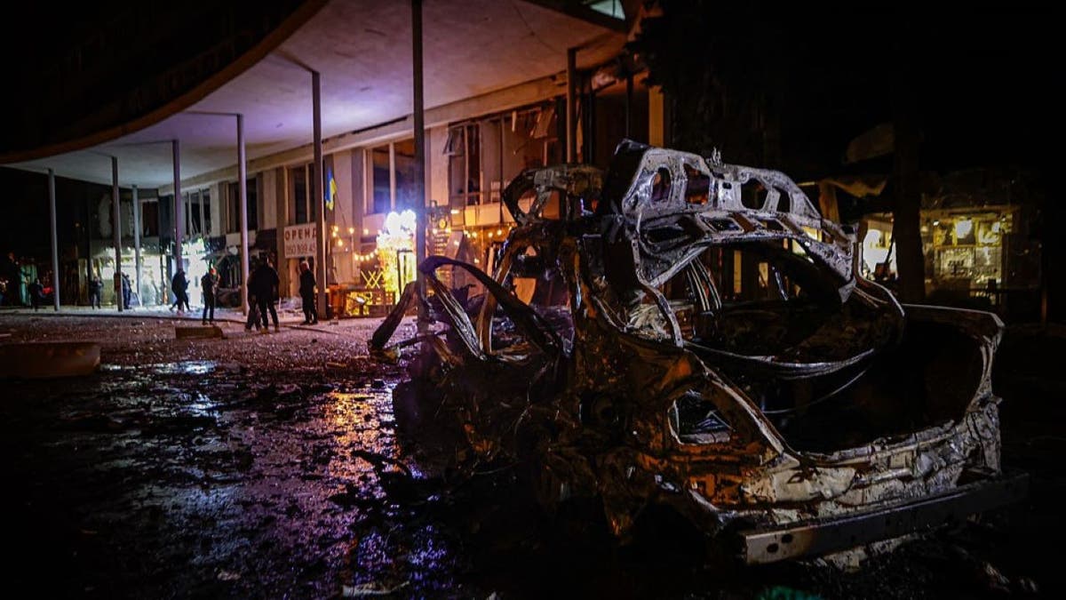 KHARKIV, Ukrajina - 29. ožujka: Automobil, uništen ruskim bespilotnim letjelicama, u središtu Harkiva, Ukrajina, 29. ožujka 2025. godine. Dvije osobe su ubijene u masovnom napadu na grad noću. (Foto Sofiia Bobok/Anadolu putem Getty Images)
