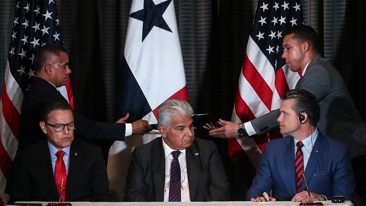 Predsjednik Paname Jose Raul Mulino gleda kao ministar sigurnosti Paname Frank Abrego i američki ministar obrane Pete Hegseth