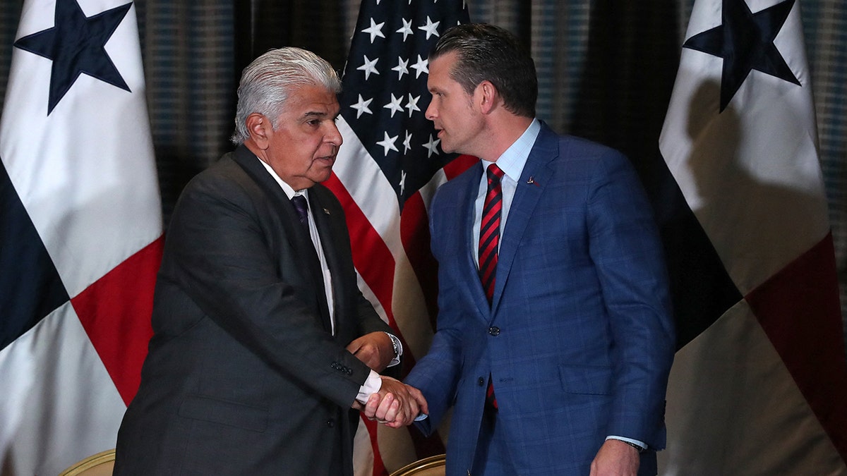 Panamski predsjednik Jose Raul Mulino rukuje se s američkim tajnikom obrane Pete Hegseth