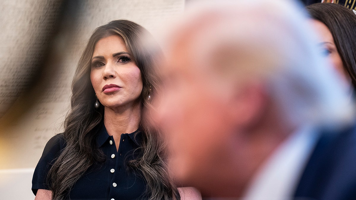 Tajnik za domovinsku sigurnost Kristi Noem sluša kako predsjednik Donald J Trump govori