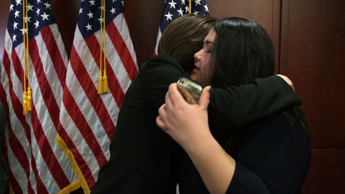Greisa Martinez Rosas, desno, zagrljaj senatorke Catherine Cortez Masto, D-Nev., Tijekom konferencije za novinare na Capitol Hillu 16. veljače 2017. (Alex Wong/Getty Images)