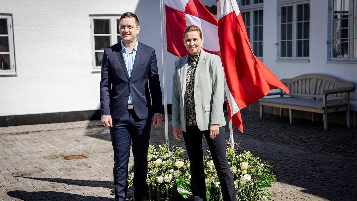 Grenlandski premijer Jens-Frederik Nielsen i danski premijer Mette Frederiksen poziraju za sliku