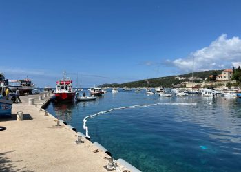 Situacija u akvatoriju Hvara nije toliko loša. Tone goriva se skupljaju krpama, a kurenat odnese sve što izađe iz uvale