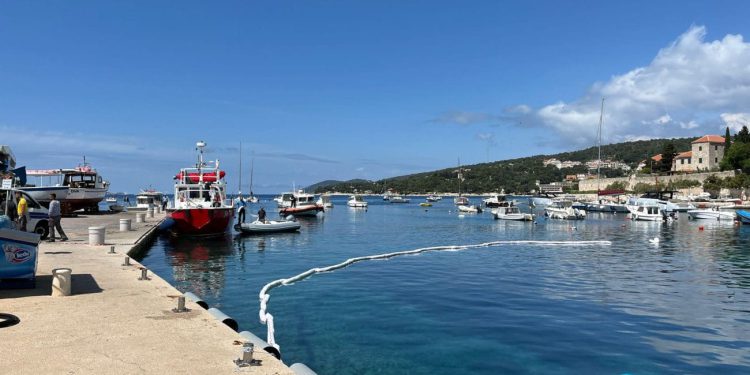 Situacija u akvatoriju Hvara nije toliko loša. Tone goriva se skupljaju krpama, a kurenat odnese sve što izađe iz uvale