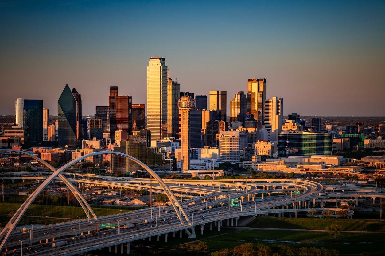 Nakon Tampe, Dallas je zabilježio sljedeće najveće usporavanje domaće neto migracije, s neto priljevom od otprilike 13.000 stanovnika 2024. godine, što je pad od 35.000 godinu prije.