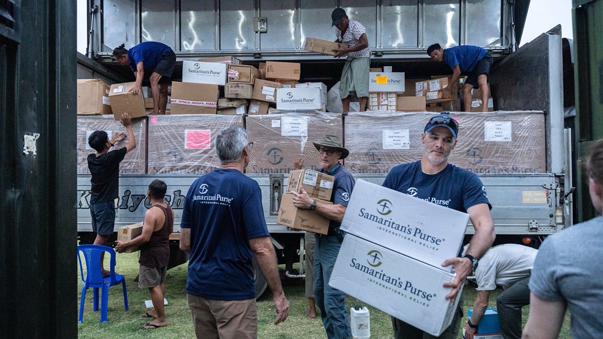Osoblje torbice Samaritana i lokalni volonteri istovaruju zalihe hitne pomoći iz kamiona u Burmi
