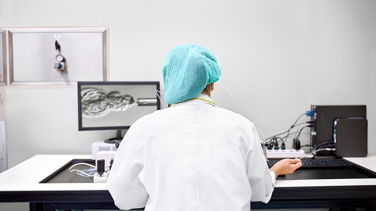 Laboratorijski tehničar koji izvodi in vitro oplodnju
