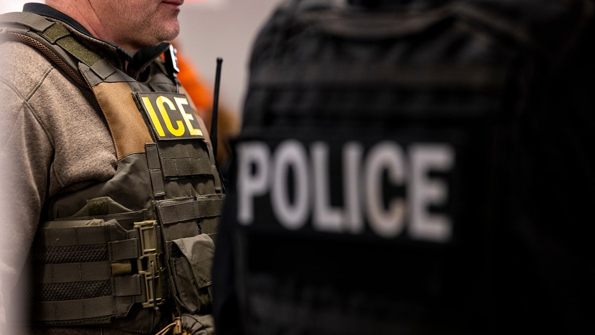 Američki agenti za imigraciju i carinsko provođenje (ICE), zajedno s ostalim saveznim agencijama za provođenje zakona, sudjeluju na sastanku prije provedbe