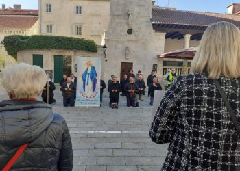 ‘Javna površina nije vaš oltar’, ‘Kleči doma, trg je za život’, ‘Kleči doma, ne po mojim pravima!’: Ovo su poruke s trogirskog trga za vrijeme molitve muškaraca