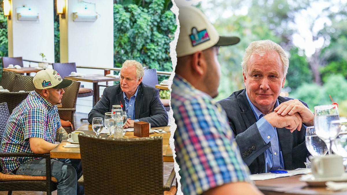 Senator Chris Van Hollen sjedio je preko puta Kilmara Abrega Garcia za vanjskim stolom u El Salvadoru, s naočalama vode i onome što se čini kao margaritama ispred njih.